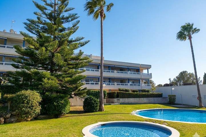 Appartement de vacances pour 6 personnes, avec piscine ainsi que jardin et terrasse