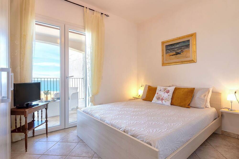 Appartamento intero, Elegante appartamento per 4 persone con piscina, A/C, Tv e patio in Trinità d'Agultu e Vignola (Borgo), Trinità d'Agultu e Vignola