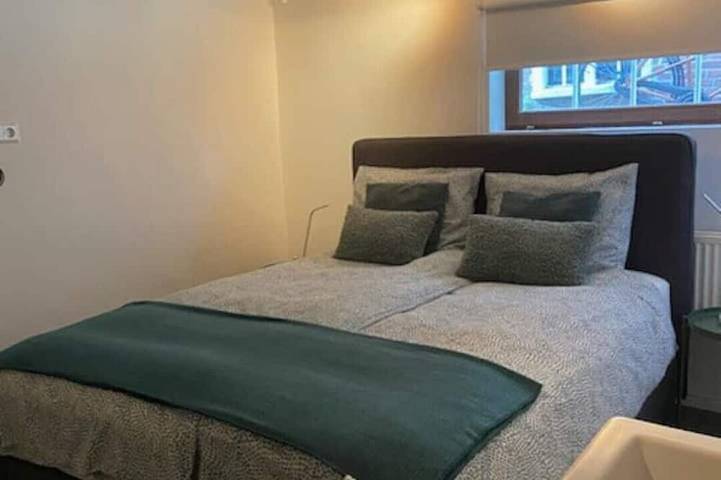 Ganze Wohnung, Wunderschöner komplett privater Aufenthalt, Terrasse zur Gartenseite, 1 Halt bis Stadtzentrum in Amsterdam-Nord, Holländische Küste