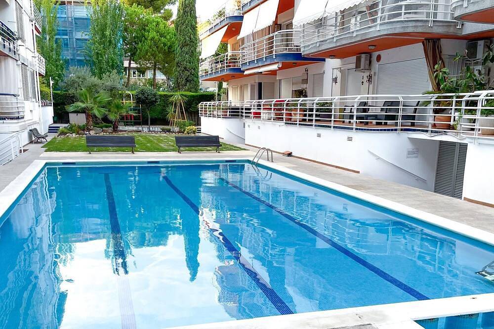 Entire apartment, Modern Penthouse w/ Pool + Roof Terrace by Hostem in Vilanova i la Geltrú, Garraf