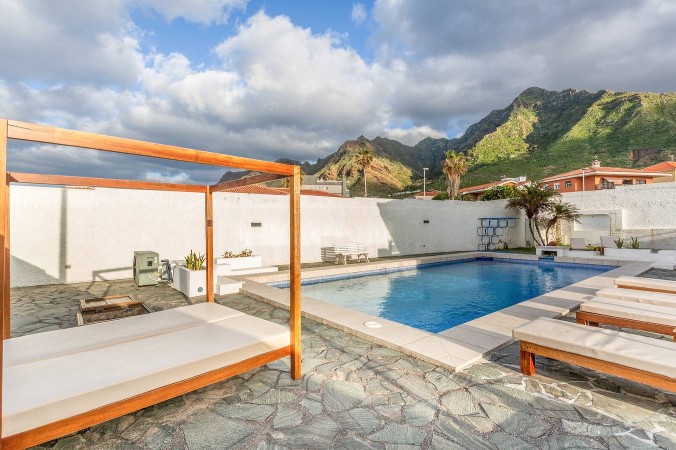 Appartement entier, Karat Villa Bajamar Seaview : Élégance nordique et chaleur indonésienne in Bajamar, San Cristóbal de La Laguna