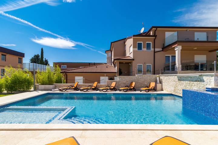 Villa für 18 Personen mit Balkon in Valtura, Südküste Istrien