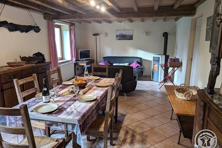 Location de vacances pour 6 personnes, avec Balcon et Jardin à Chambost-Longessaigne