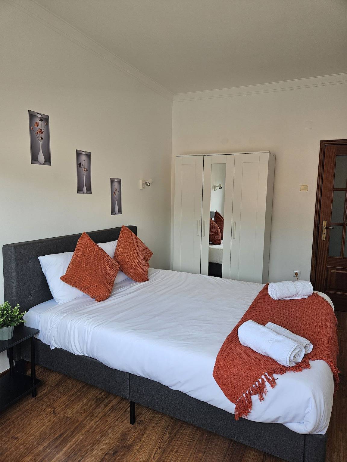 Ganze Wohnung, Ferienwohnung für 6 Personen mit Garten in Almada, Halbinsel von Setúbal