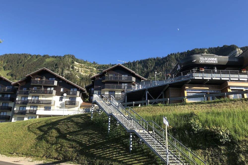 Entire apartment, Cosy traditional studio with lake views, minutes from ski slopes and beaches. in Thollon-les-Mémises, Thonon-les-Bains region