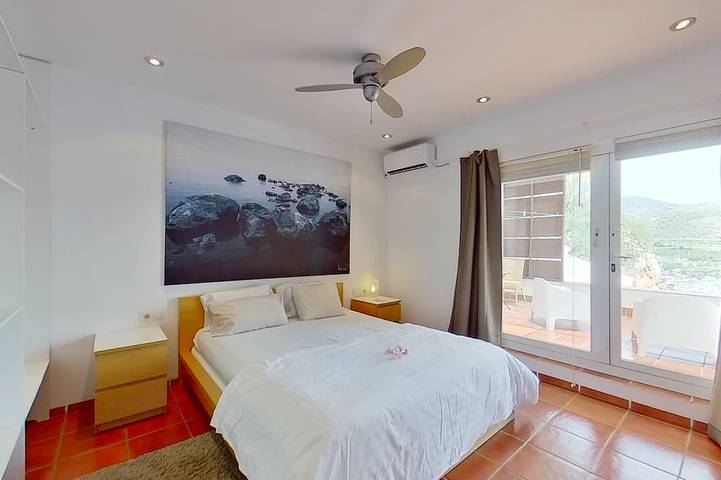 Oceanfront Villa "Mare Cubum" panoramic views, extreme location, pool, climate! in La Herradura, Costa Tropical