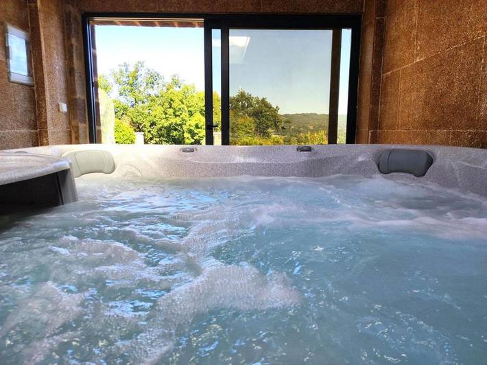Location de vacances pour 8 personnes, avec terrasse ainsi que jacuzzi et jardin à Ussac