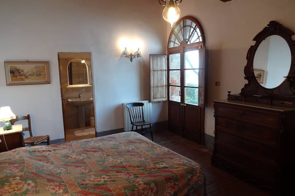 12km North of Siena with a stunning view pool &tennis  3ensuite bedrooms sleep 6 in Castellina in Chianti, Chianti