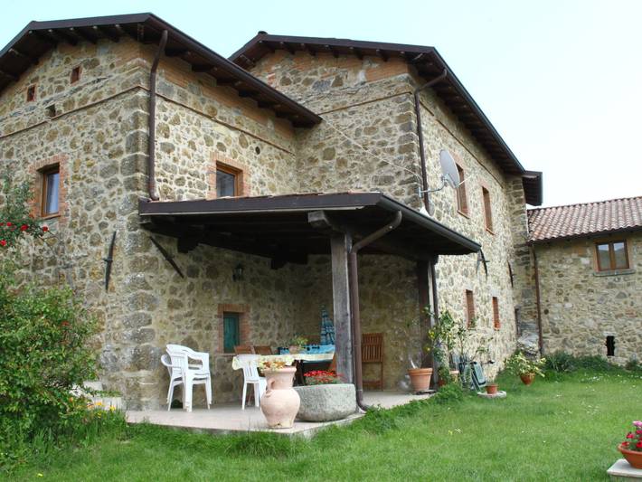 Casa vacanza per 4 persone, con giardino e piscina, adatto a famiglie con bambini in Lunigiana