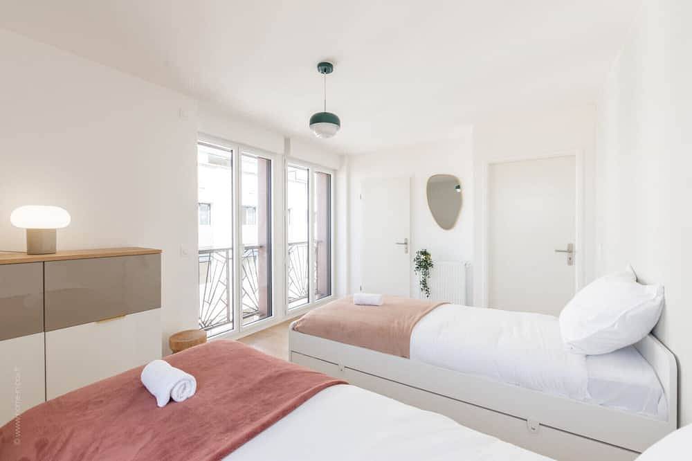 Entire apartment, Apartment-Apartment-Ensuite with Bath-Terrace-La Bella Vita By Plaza in Chessy, Seine-et-Marne