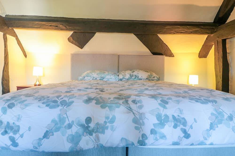 River Cottage, pet friendly, character holiday cottage in Tewkesbury in Tewkesbury, Gloucestershire