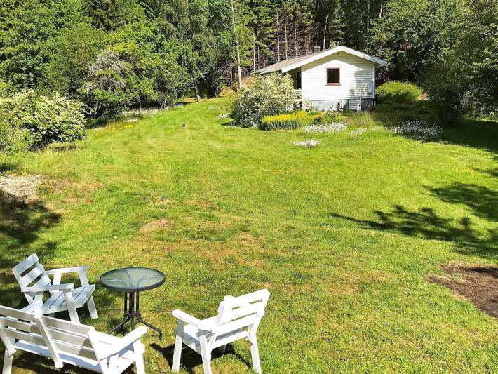 Mysig stuga nära sjön och havet in Norra Västkusten