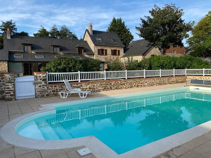 Location de vacances pour 27 personnes, avec piscine et jardin dans Sainte-Suzanne-et-Chammes - 2