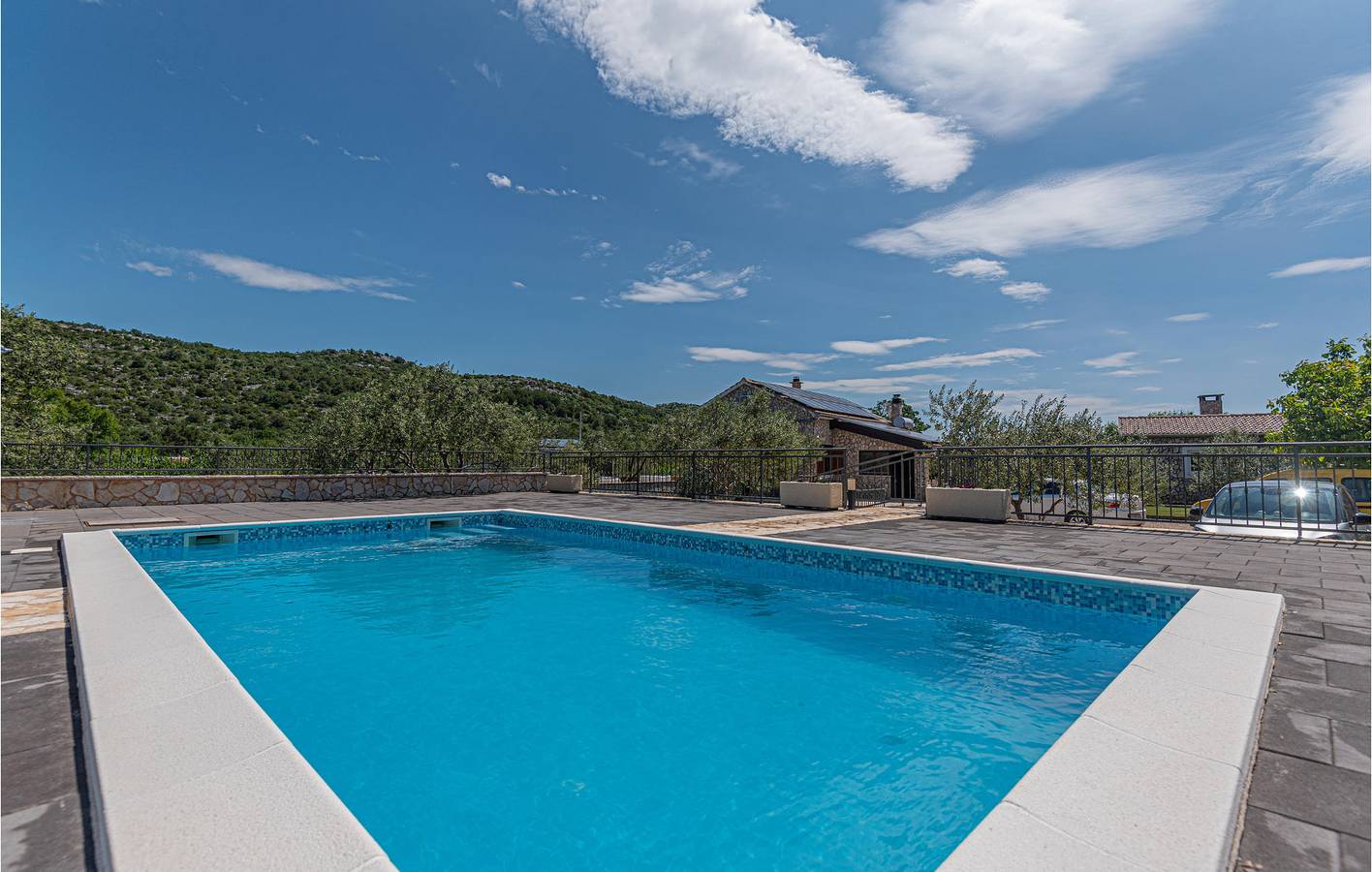 Charmantes Apartment mit 2 Schlafzimmern, Pool, WLAN und Küchenzugang in Tribunj, Šibenik-Knin