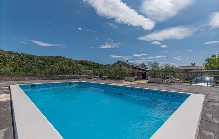 Location de vacances pour 8 personnes, avec piscine et terrasse, animaux acceptés à Tribunj