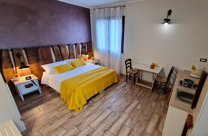 Privatzimmer für 3 Personen, mit Terrasse und Garten sowie Pool und Ausblick