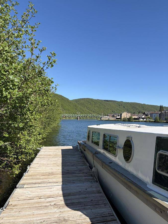 Bateau pour 2 personnes, avec Terrasse ainsi que Vue sur le lac et Vue à Bogny-sur-Meuse