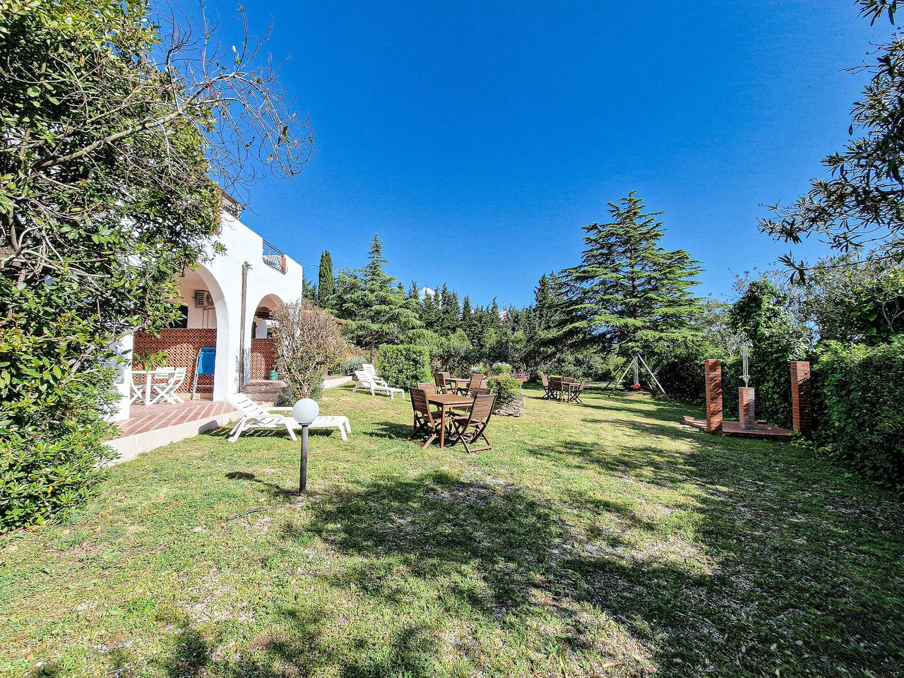 Appartement entier, Appartement 'N 4 Piano Terra' avec vue montagne et jardin partagé in Lacona, Ile d'Elbe