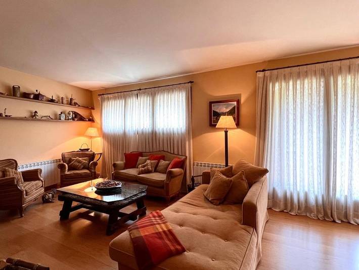 Gîte pour 4 personnes, avec Balcon ainsi que Jardin et Vue dans Àreu