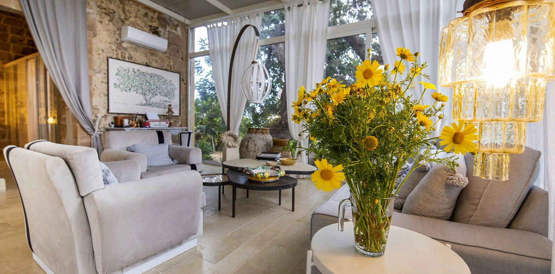 Villa in pietra con piscina tra alberi centenari in Noto, Avola