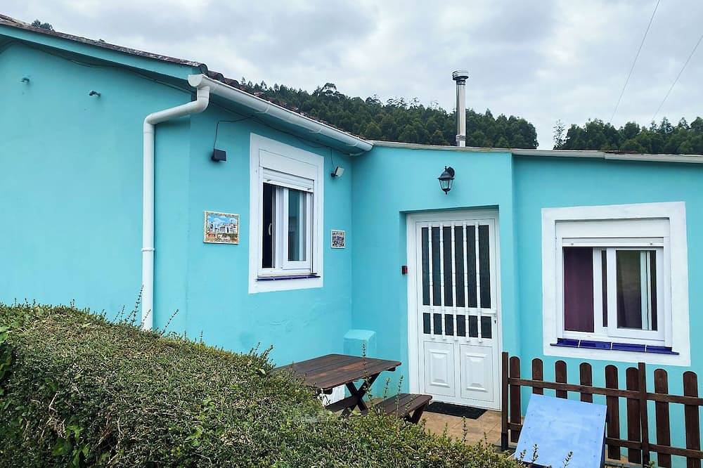 Blue House Pantin, entre olas y praderas in Valdoviño, Costa de Galicia