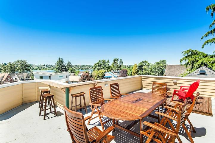 Vacation house for 13 people, with yard and balcony in Seattle