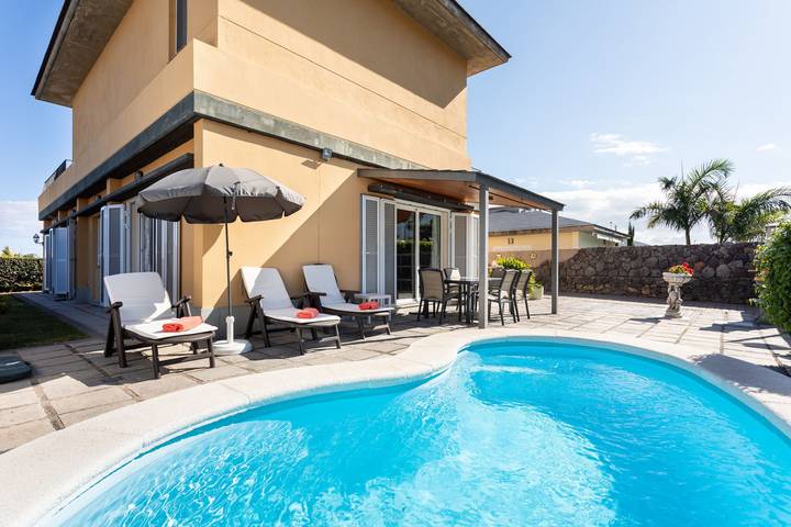 Ferienhaus für 8 Personen, mit Balkon und Garten