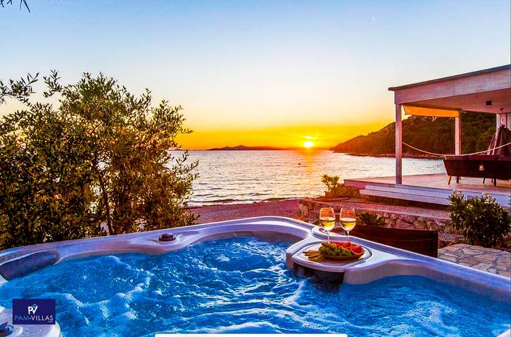 Ferienhaus für 6 Personen, mit Whirlpool und Terrasse sowie Garten in Drage (Pakoštane)