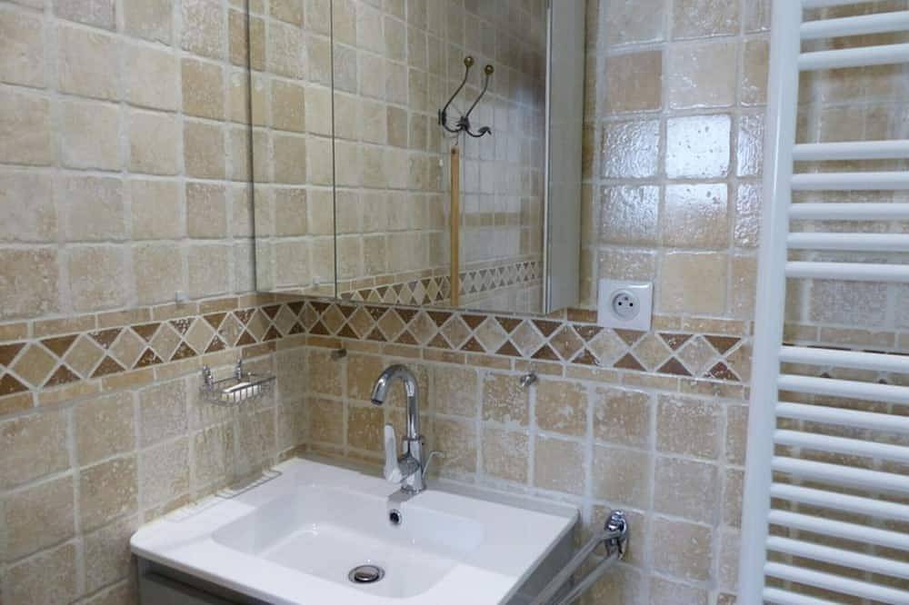 Appartement entier, Studio à la campagne avec piscine partagée et jardin in Vendat, Région de Vichy