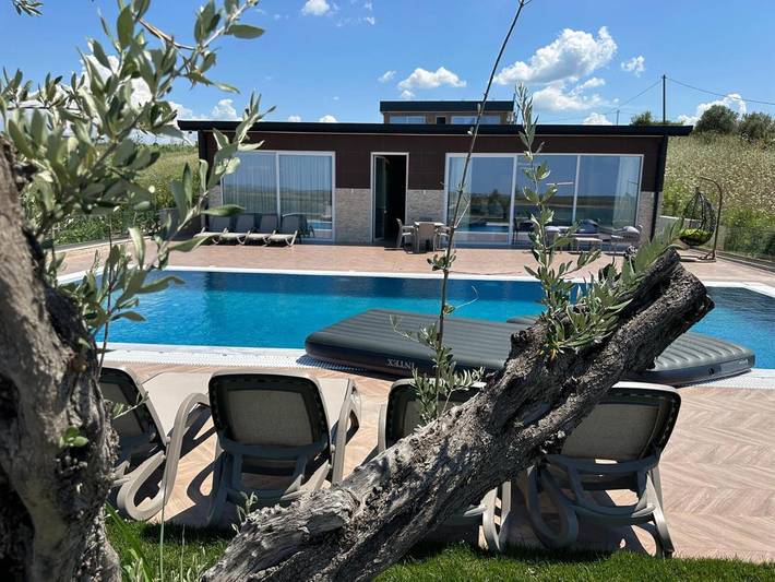 Resort per 12 persone, con Balcone e Idromassaggio nonché Terrazza e Giardino in Albania
