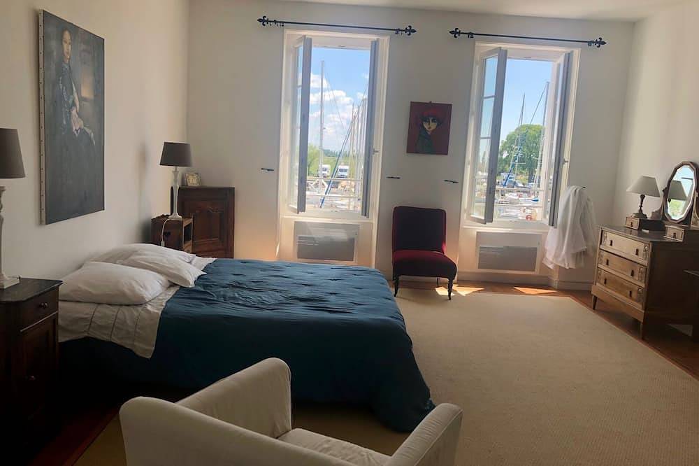 Gite with lovely view of the harbour, all comforts, 10/12 pers, ideal for family or friends in Mortagne-sur-Gironde, Saintes region