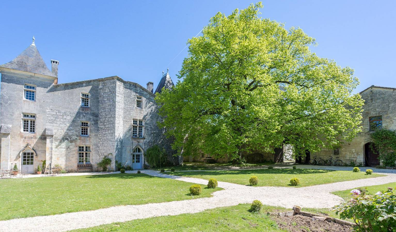 Château pour 15 personnes avec piscine in Sers (Charente), Charente