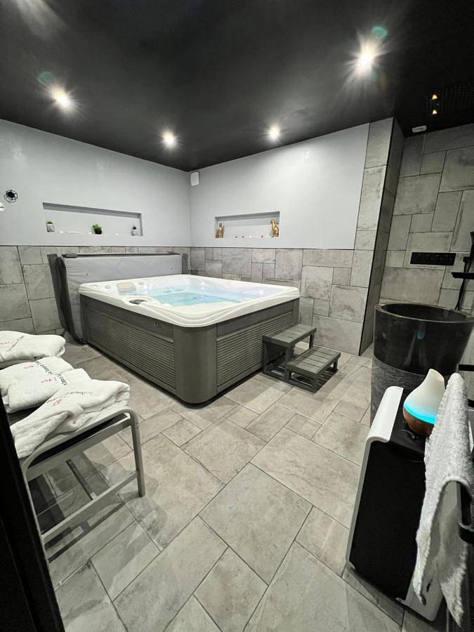 Chambre d’hôte pour 2 personnes, avec jacuzzi ainsi que piscine et jardin