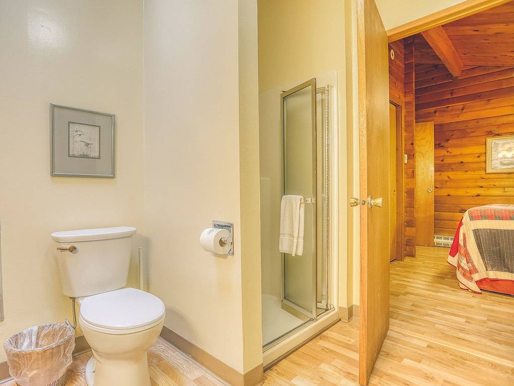 Moondance Cabin - Secluded Creekside Log Cabin, Fireplace, Hot Tub in Welches, Mount Hood