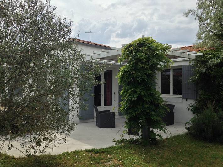 Maison de vacances 'Entre Vignes Et Plage' avec terrasse privée et jardin privé in Dolus-d'Oléron, Côte de Beauté