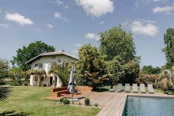 Cottage pour 12 personnes, avec jardin et piscine ainsi que vue et terrasse, animaux acceptés à Biaudos