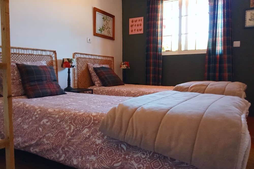 Quinta da Maínha. 4 bedrooms, 3 bathrooms, lgardens and 2 pools. Pets allowed ! in Braga, Braga Distrikt