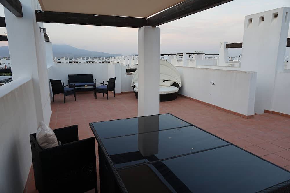 Entire apartment, Luxury 2 bed apartment on 5 star Jack Nicklaus golf course and family resort. in Condado de Alhama, Alhama de Murcia