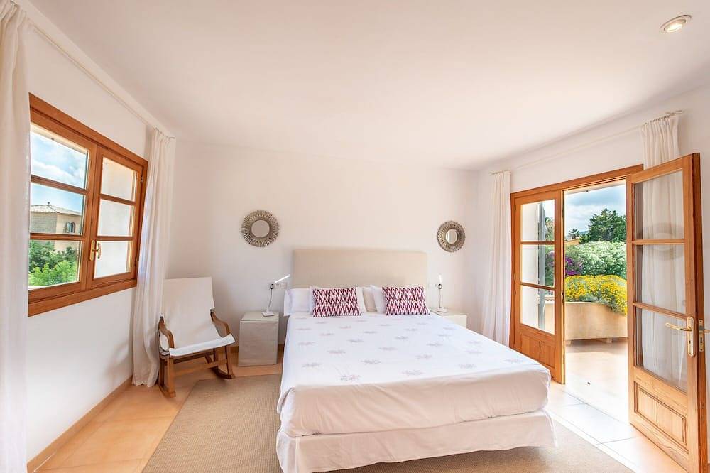 Chalet Azalea: large house ideal for families or groups up to 6 people in Cala Bona, Son Servera