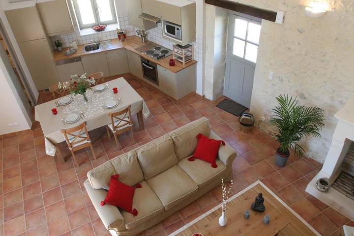 Location de vacances pour 6 personnes, avec vue ainsi que piscine et jardin à Chalais - 4