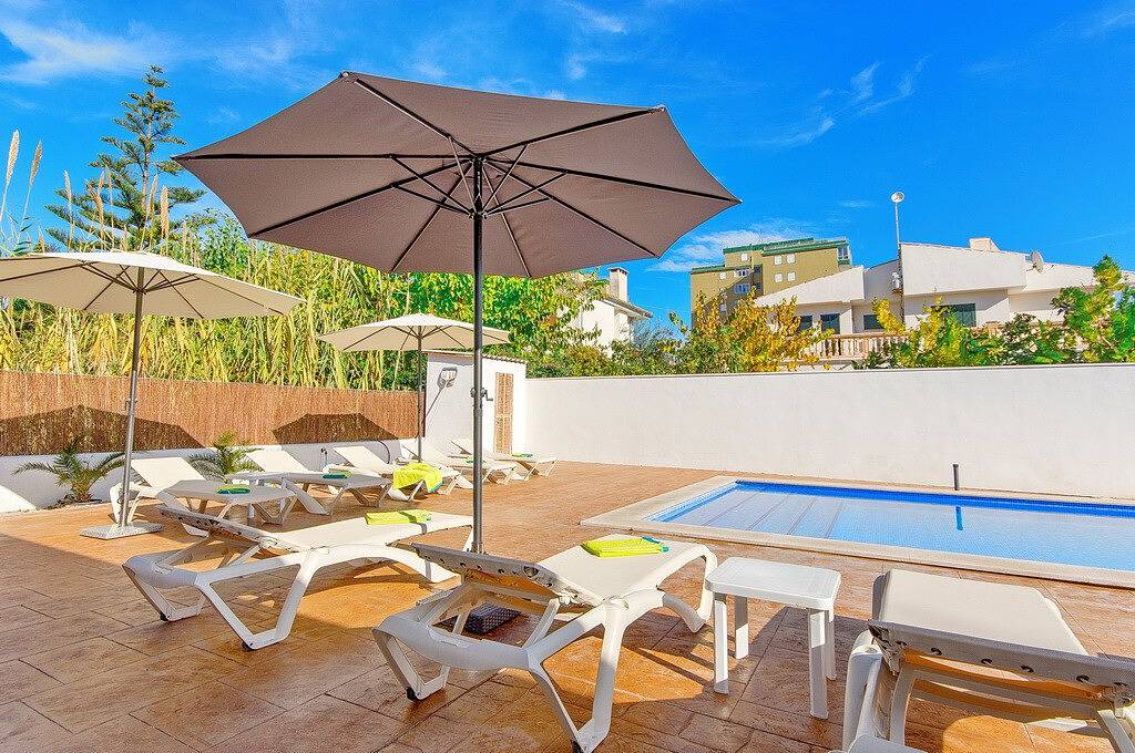 Villa Miquel, großes Ferienhaus mit Pool für 10 Personen an der Playas de Muro in Playa de Muro, Muro