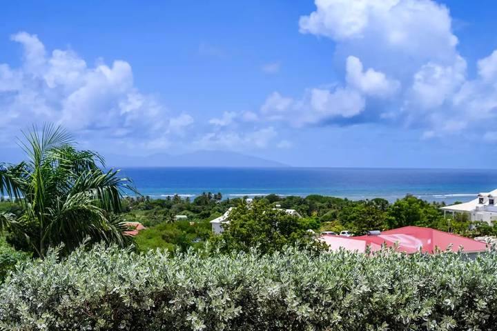 Location de vacances pour 4 personnes, avec jardin ainsi que vue et piscine à Grand-Bourg - 3