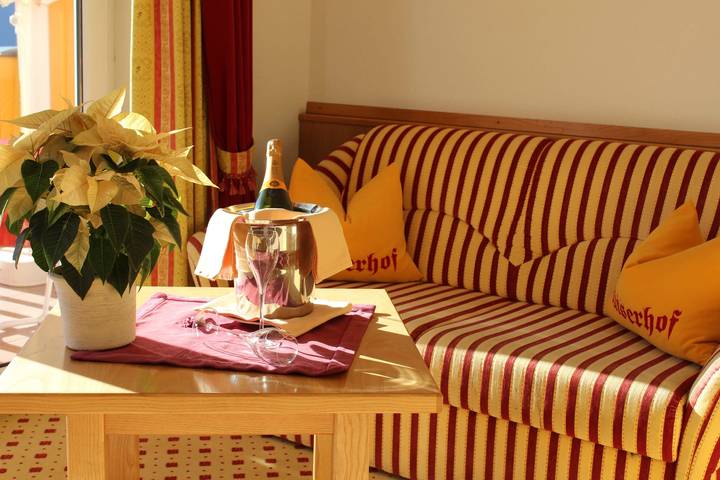 Ferienwohnung für 4 Personen, mit Pool und Sauna sowie Terrasse und Whirlpool, mit Haustier in Telfs