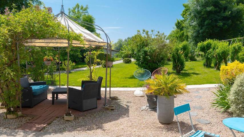 Location de vacances pour 2 personnes, avec vue ainsi que terrasse et jardin, animaux acceptés à Montesquiou - 3