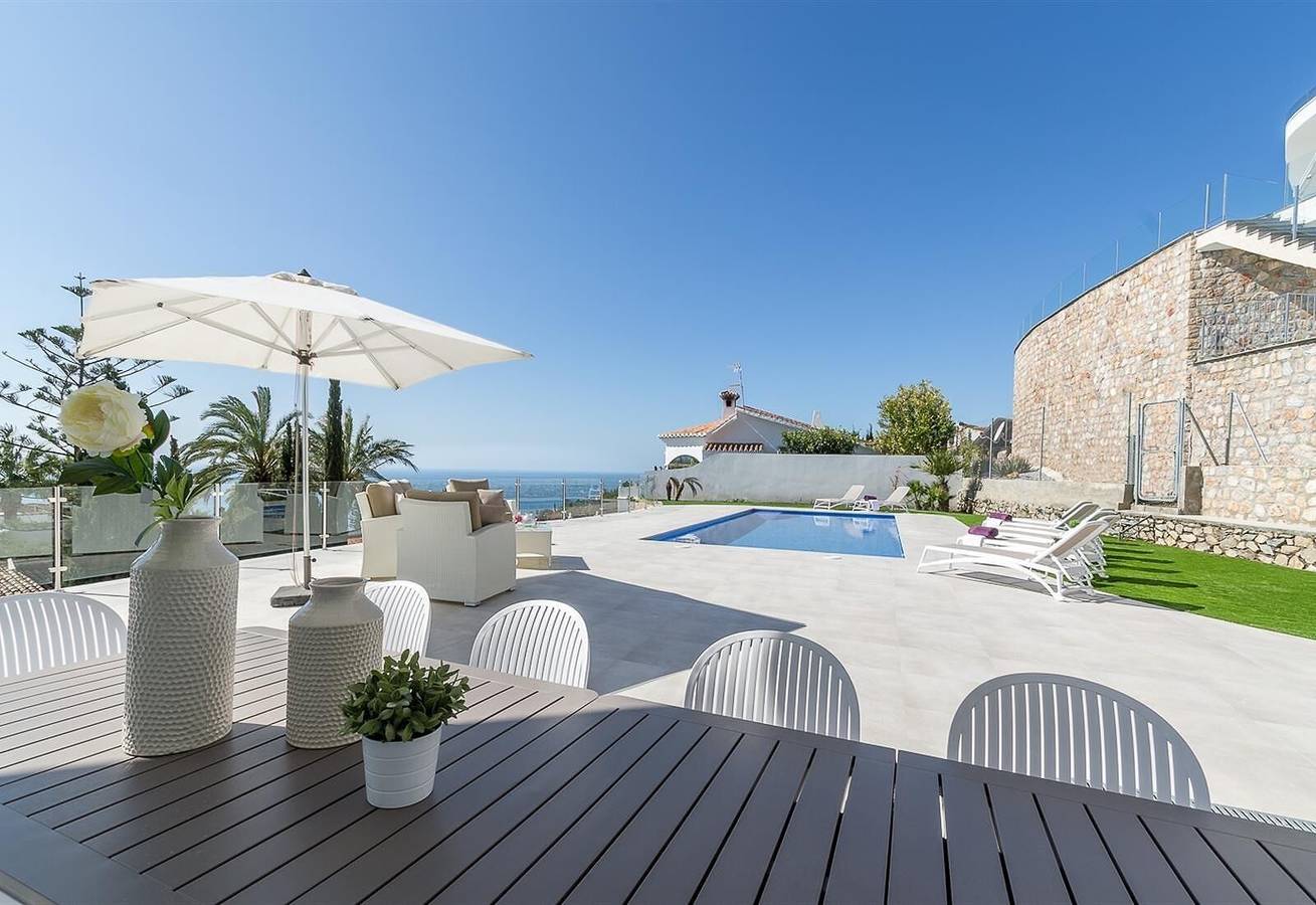 Villa 'Plata' with Sea View, Wi-Fi and Air Conditioning in Monte de los Almendros, Salobreña