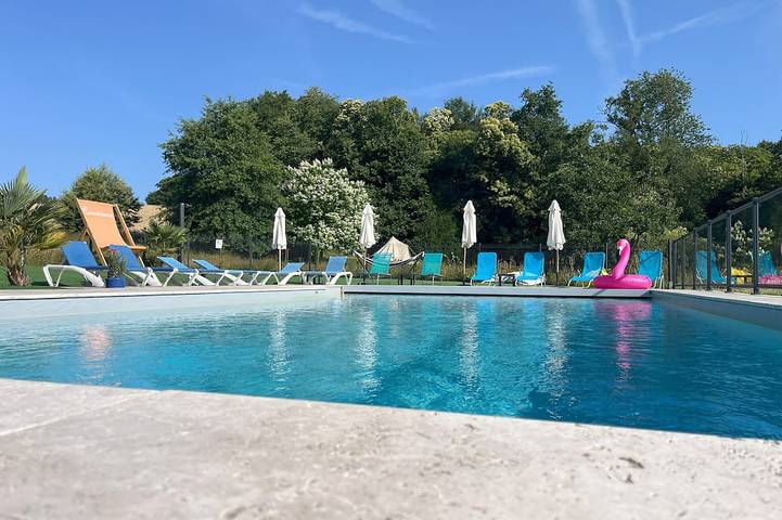 Gîte pour 4 personnes, avec Terrasse ainsi que Jardin et Piscine à Saint-Pierre-de-Frugie