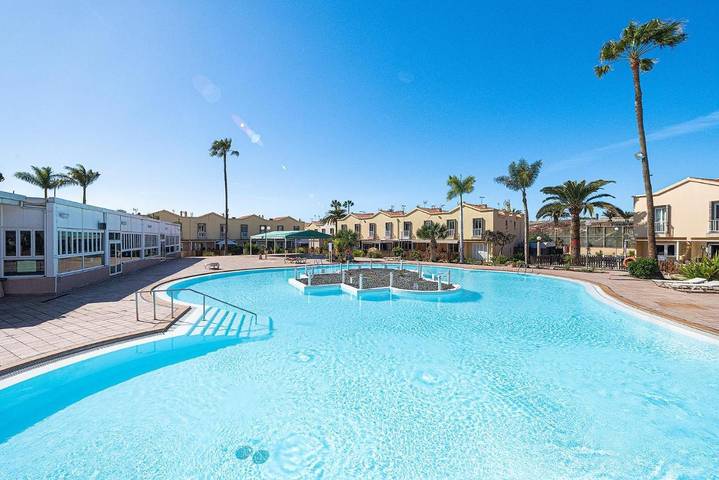 Bungalow para 3 personas, con terraza además de piscina para niños y piscina en Maspalomas