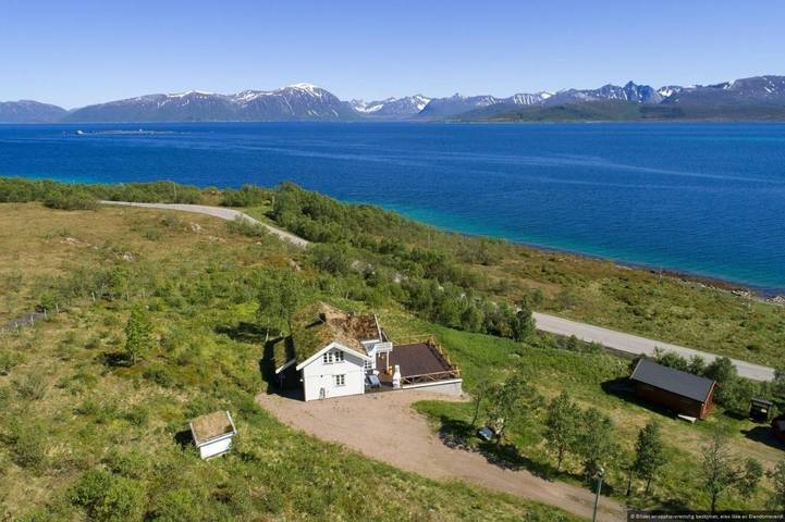 Ferienhaus für 8 Personen, mit Balkon und Whirlpool sowie Terrasse und Garten in Vesterålen