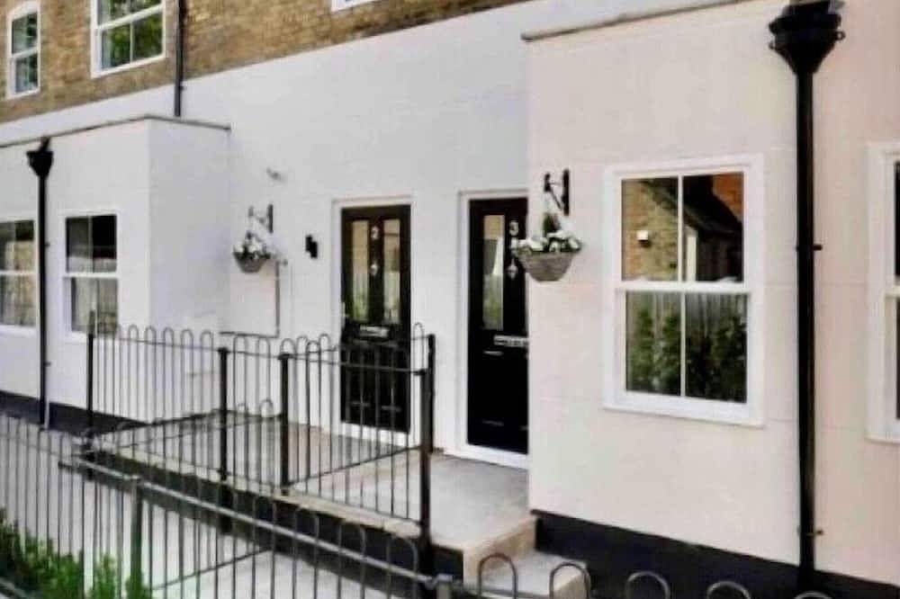 House In Private Mews, Free Parking. Station 2 Min Walk Trains 25 Min To London in Woking, Surrey