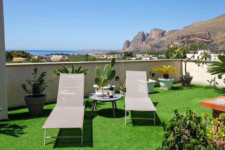 B&b per 4 persone, con panorama e giardino, adatto a famiglie con bambini a Castelluzzo